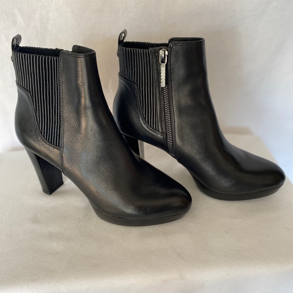 Donald Pliner Bootie - Picture 2 of 4